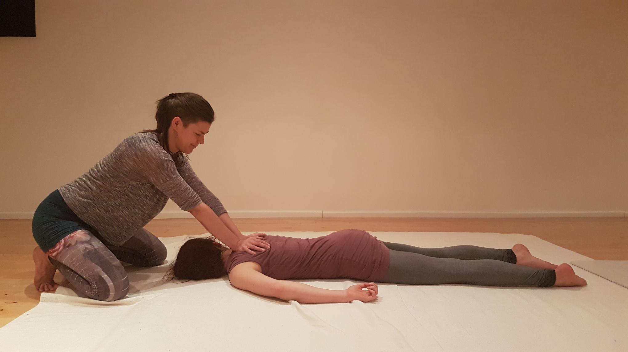 Thaise Yoga massage les 1: Massage in buiklig