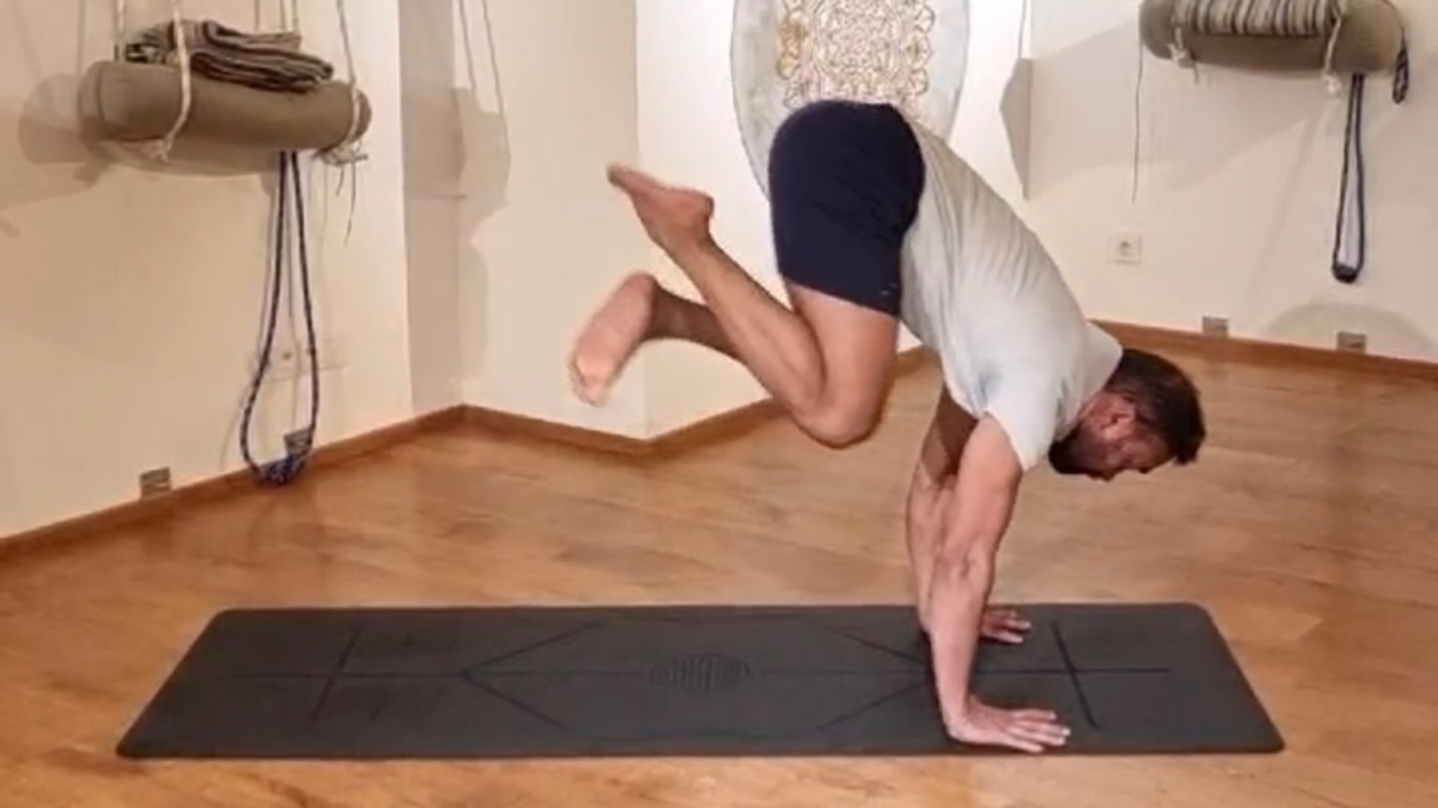 ASHTANGA & HANDSTAND