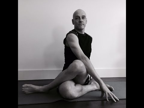 Simon Bradley Yoga & Fitness - Vídeos - Momoyoga
